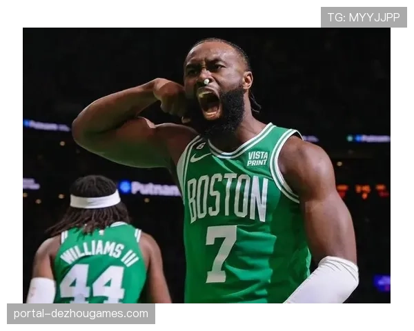 杰伦·布朗连续100场季后赛得分上双，历史第13人达成